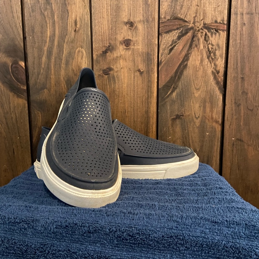 Women’s crocs size 9